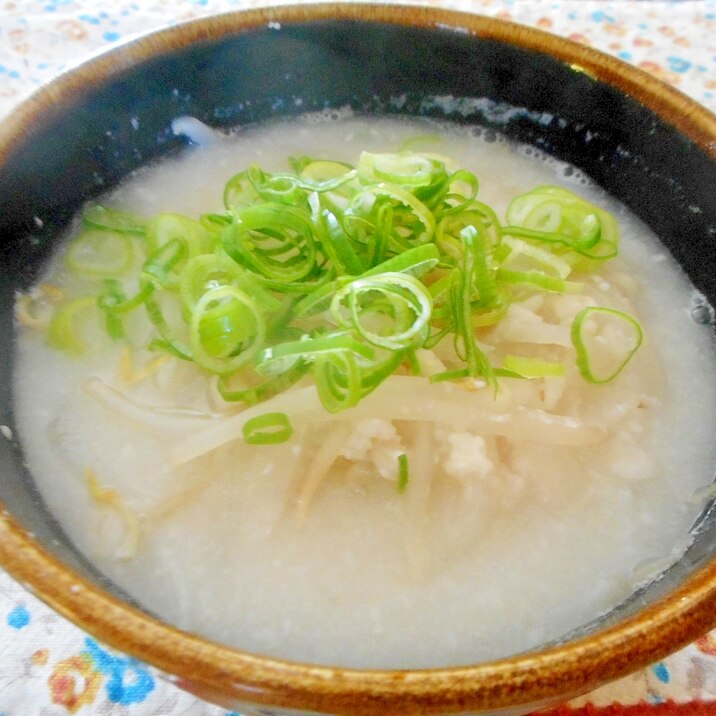 大根とモヤシと押し麦の粕汁